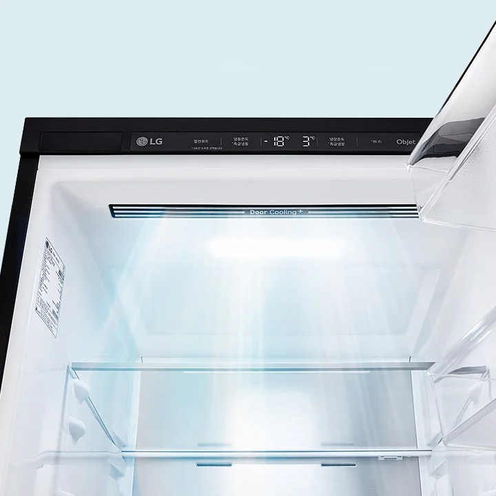 LG 냉장고의 내부를 보여주고 있습니다. 냉장고 문이 열려 있으며, 내부에는 선반이 있습니다. Door Cooling+라는 문구가 보입니다. 냉장고의 외부 디스플레이에는 온도 정보가 표시되어 있으며, -18°C와 3°C라는 숫자가 있습니다. 냉장고의 브랜드 로고와 오브제컬렉션이라는 텍스트도 포함되어 있습니다. 내부 조명이 켜져 있어 밝게 보입니다.